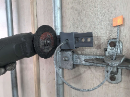 Erfordert 2 Schnitte zur Entfernung. (Kabel 1x und Stange 1x)